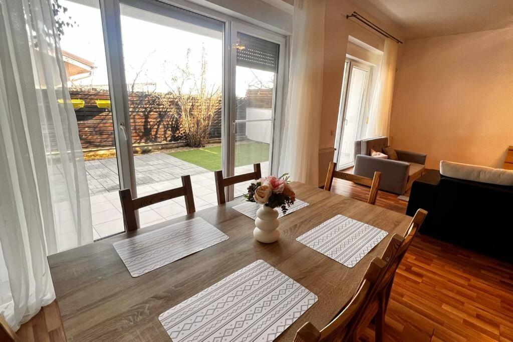 Otopeni Airport Apartment With Private Garden Dış mekan fotoğraf