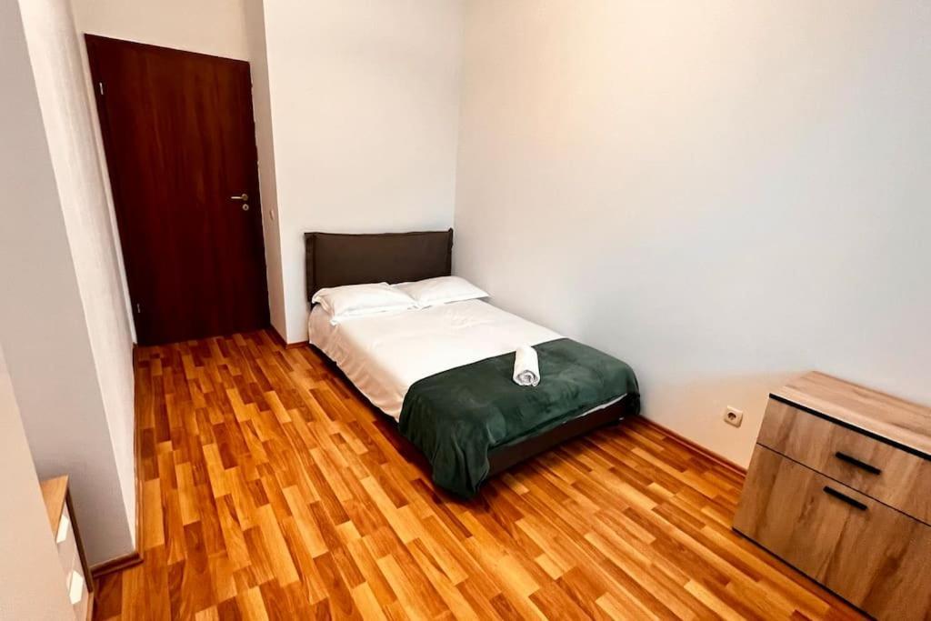 Otopeni Airport Apartment With Private Garden Dış mekan fotoğraf